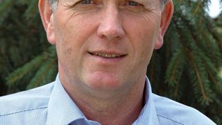 Peter Gfeller est président de FPLS (Fédération suisse des producteurs de lait) qui, via ses douze fédérations régionales, fédère 97 % des 27 000 producteurs suisses. Il est aussi vice-président de la récente interprofession du lait de centrale (lait d'industrie non transformé en fromage), l'IP lait, créée le 28 juin 2009. Siègent à l'IP lait deux collèges de dix représentants chacun, le premier pour les organisations de producteurs de lait, le second pour les transformateurs et le commerce. Peter Gfeller est président de FPLS (Fédération suisse des producteurs de lait) qui, via ses douze fédérations régionales, fédère 97 % des 27 000 producteurs suisses. Il est aussi vice-président de la récente interprofession du lait de centrale (lait d'industrie non transformé en fromage), l'IP lait, créée le 28 juin 2009. Siègent à l'IP lait deux collèges de dix représentants chacun, le premier pour les organisations de producteurs de lait, le second pour les transformateurs et le commerce.
