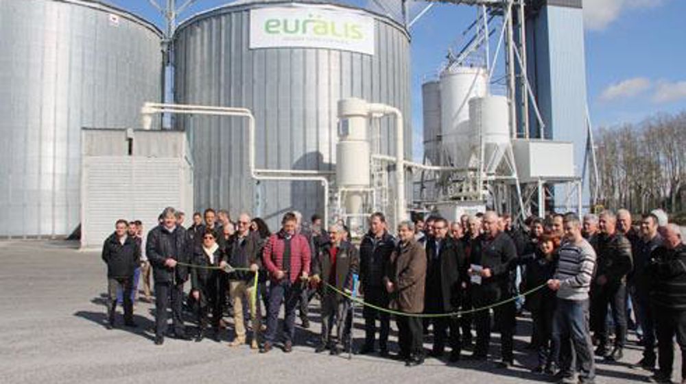 Un nouveau trieur de maïs a été inauguré, le 28 mars, par Christophe Congues (au centre, en anorak rouge), administrateur Euralis et porteur du projet, sur le site d'Oloron-Sainte-Marie (Pyrénées-Atlantiques). © EURALIS Un nouveau trieur de maïs a été inauguré, le 28 mars, par Christophe Congues (au centre, en anorak rouge), administrateur Euralis et porteur du projet, sur le site d'Oloron-Sainte-Marie (Pyrénées-Atlantiques). © EURALIS Un nouveau trieur de maïs a été inauguré, le 28 mars, par Christophe Congues (au centre, en anorak rouge), administrateur Euralis et porteur du projet, sur le site d'Oloron-Sainte-Marie (Pyrénées-Atlantiques). © EURALIS Un nouveau trieur de maïs a été inauguré, le 28 mars, par Christophe Congues (au centre, en anorak rouge), administrateur Euralis et porteur du projet, sur le site d'Oloron-Sainte-Marie (Pyrénées-Atlantiques). © EURALIS