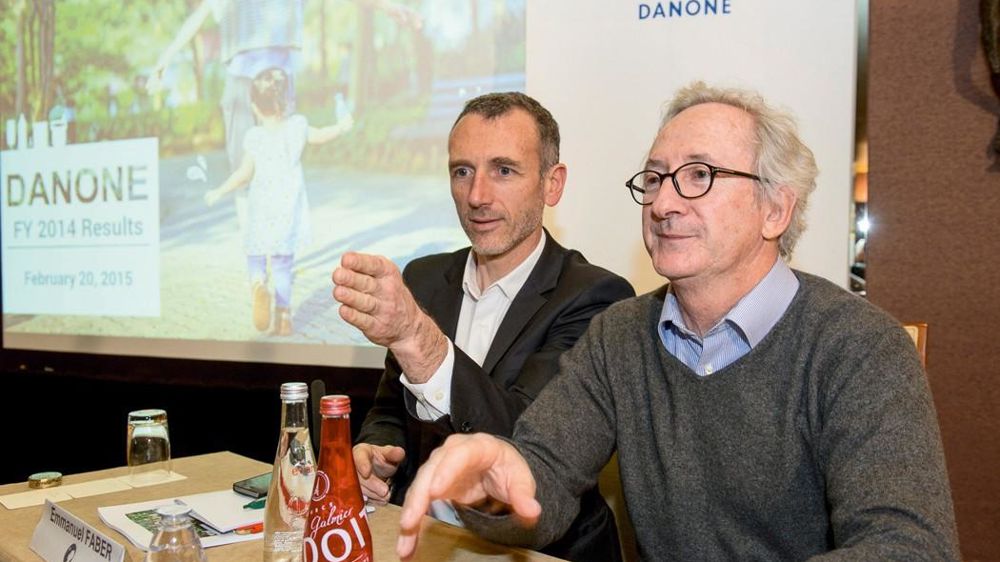 Frank Riboud (à droite) laisse les commandes de Danone à Emmanuel Faber, désormais à la tête des quatre pôles du groupe : produits frais, eau, nutritions infantile et médicale. 