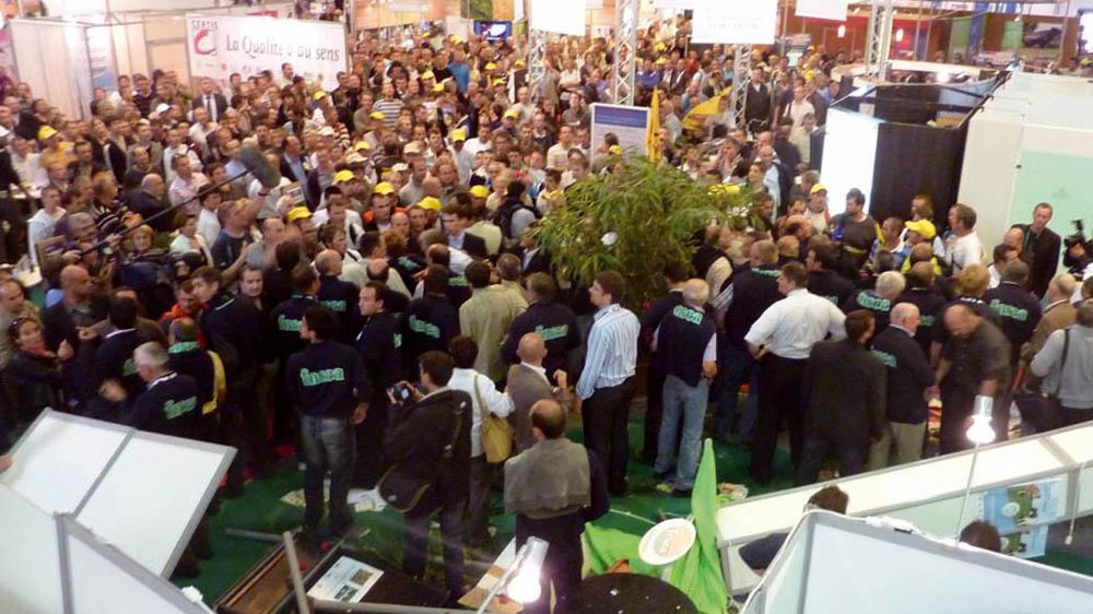 Comme le stand du Cniel, celui de la FNSEA et des JA a été saccagé. S'en sont suivis quelques heurts et de violentes discussions.© J.-M.V.