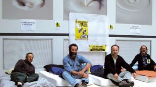 Quatre militants en grève de la faim dans la Maison du lait occupée, le 29 septembre.PASCAL CRAPON/GFA Quatre militants en grève de la faim dans la Maison du lait occupée, le 29 septembre.PASCAL CRAPON/GFA