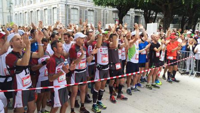 Les coureurs ont fait le plein d'énergie sur la ligne de départ, au rythme des bandas. © C. QUEHEILLE Les coureurs ont fait le plein d'énergie sur la ligne de départ, au rythme des bandas. © C. QUEHEILLE