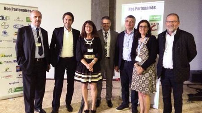 Les intervenants du congrès de Négoce Centre-Est : de gauche à droite, Christophe Armbruster, Michaël Aguilar (conférencier d'HEC), Catherine Racle (Bresson), Michel Debrand, Jean-Yves Welsch (Burggraf-Becker), Delphine Paul-Dauphin (déléguée de NCE) et Michel Conrairie (Mon Jardin). © H. LAURANDEL Les intervenants du congrès de Négoce Centre-Est : de gauche à droite, Christophe Armbruster, Michaël Aguilar (conférencier d'HEC), Catherine Racle (Bresson), Michel Debrand, Jean-Yves Welsch (Burggra