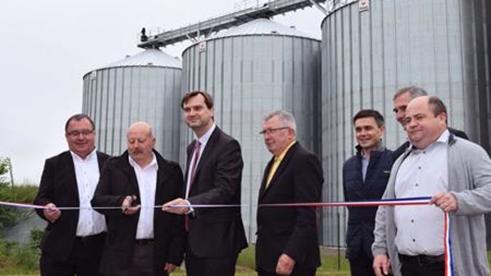 De gauche à droite, Hubert Garaud, président de Terrena, Philippe Villain, président de Terrena-Poitou, Ludovic Pacaud, sous-préfet de Châtellerault, René Ragot, maire de Saint-Léger-de-Montbrillais, Paul Yves L'Anthoën, directeur du pôle Amont de Terrena, Hubert de Lauzon, directeur de Terrena-Poitou, Samuel Brault, administrateur de Terrena-Poitou. © A. MABIRE De gauche à droite, Hubert Garaud, président de Terrena, Philippe Villain, président de Terrena-Poitou, Ludovic Pacaud, sous-préfet de 