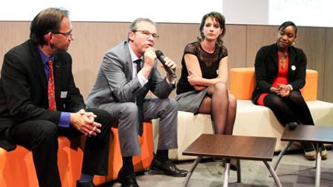 « Ce que nous proposerons essentiellement aux start-up du village, c'est notre réseau grandeur nature. Les entrepreneurs pourront y tester leurs innovations », relate Eric Lesage (au micro), directeur Innovation­ et recherche et développement d'Agrial. © A. DUFUMIER « Ce que nous proposerons essentiellement aux start-up du village, c'est notre réseau grandeur nature. Les entrepreneurs pourront y tester leurs innovations », relate Eric Lesage (au micro), directeur Innovation­ et recherche et déve