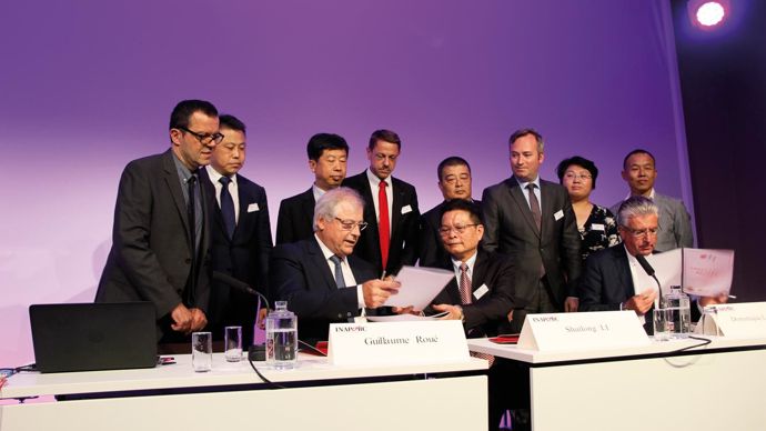 Signature le 4 juillet du protocole de collaboration entre Inaporc, représenté par son président Guillaume Roué, la China Meat Association, avec son directeur Chen Wei, et Interbev, avec son président Dominique Langlois,de gauche à droite au premier plan. L. PETIT