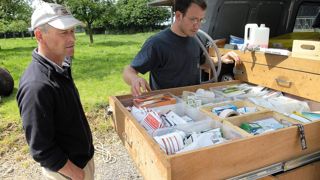 Un temps menacé, le maintien du couplage prescription et vente de médicaments par le vétérinaire n'empêche pas la France d'être le deuxième pays européen en matière de réduction des consommations d'antibiotiques. © STÉPHANE LEITENBERGER Un temps menacé, le maintien du couplage prescription et vente de médicaments par le vétérinaire n'empêche pas la France d'être le deuxième pays européen en matière de réduction des consommations d'antibiotiques. © STÉPHANE LEITENBERGER
