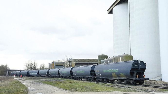Départ du premier train de la coop d'Esternay le 12 mars dernier. La ligne fret a pu rouvrir notamment grâce à la prise en charge du coût de la maintenance par les chargeurs à hauteur de 2 €/t transportée.COOPÉRATIVE ESTERNAY