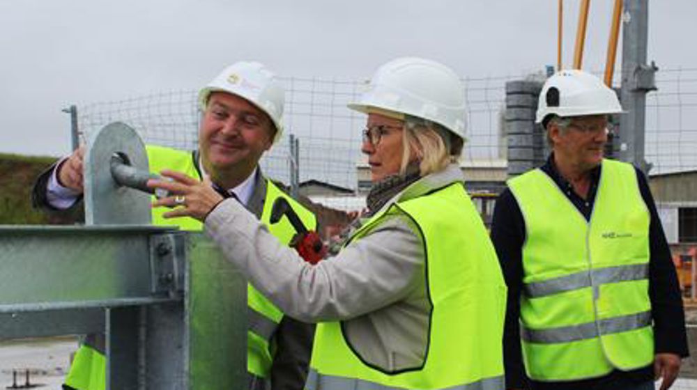 Le premier boulon du chantier a été officiellement posé par Pierre Desgoutte, président du conseil de surveillance d'Ucal Stockage, et Catherine Corti, conseillère départementale. Le premier boulon du chantier a été officiellement posé par Pierre Desgoutte, président du conseil de surveillance d'Ucal Stockage, et Catherine Corti, conseillère départementale. Le premier boulon du chantier a été officiellement posé par Pierre Desgoutte, président du conseil de surveillance d'Ucal Stockage, et Catherine Corti, conseillère départementale. Le premier boulon du chantier a été officiellement posé par Pierre Desgoutte, président du conseil de surveillance d'Ucal Stockage, et Catherine Corti, conseillère départementale.