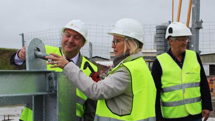 Le premier boulon du chantier a été officiellement posé par Pierre Desgoutte, président du conseil de surveillance d'Ucal Stockage, et Catherine Corti, conseillère départementale. Le premier boulon du chantier a été officiellement posé par Pierre Desgoutte, président du conseil de surveillance d'Ucal Stockage, et Catherine Corti, conseillère départementale.