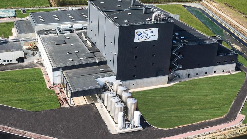 Les deux tours de séchage ont une capacité de 30 000 t de poudre de lait infantile. Isigny veut les atteindre en 2017. Elles porteront la production totale de poudres infantiles à 50 000 t.