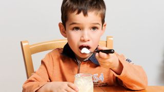 Les nouvelles générations consomment moins de produits laitiers frais en fin de repas.© PHILIPPE MONTIGNY/FILIMAGES Les nouvelles générations consomment moins de produits laitiers frais en fin de repas.© PHILIPPE MONTIGNY/FILIMAGES