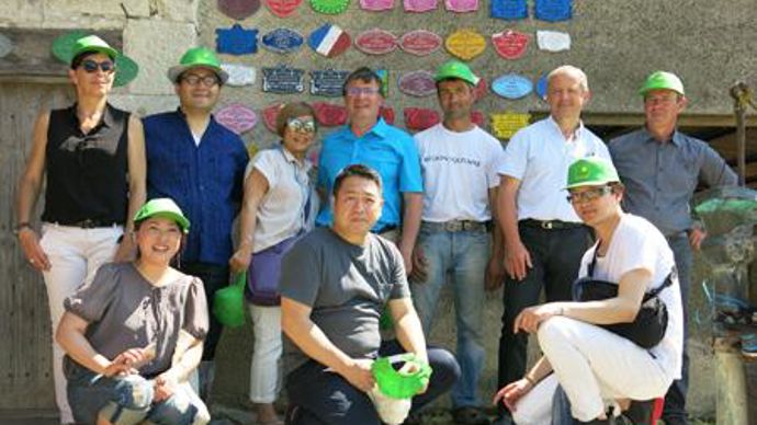 La délégation sous les nombreuses récompenses de l'élevage du Gaec de Lamarque en compagnie d'Anne Guidon (à gauche) de la société Géricot, Lionel Giraudeau de l'OS Blonde, l'éleveur Max Laparre, François Pallavidino, directeur d'Expalliance et Philippe Gary, président d'Expalliance. © EXPALLIANCE La délégation sous les nombreuses récompenses de l'élevage du Gaec de Lamarque en compagnie d'Anne Guidon (à gauche) de la société Géricot, Lionel Giraudeau de l'OS Blonde, l'éleveur Max Laparre, Franç