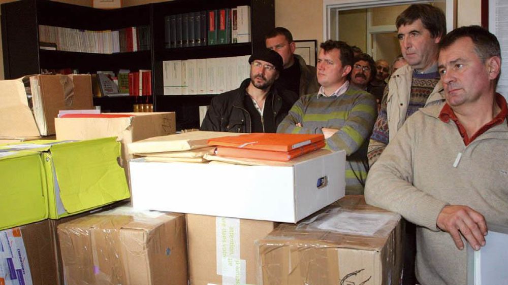 Les représentants de l'Apli ont déposé plus de 1 200 dossiers au cabinet de maître Maurice Massart, avocat à Fougères (Ille-et-Vilaine) qui les défend dans cette affaire.© MARIE TOUMIT/MAXPPP