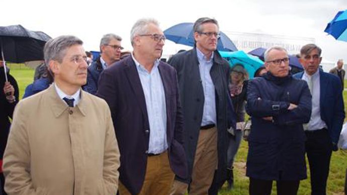 Pascal Prot (2e à gauche), président du groupe Vivescia et Alain Le Floc'h (à droite au premier plan), directeur général, ont visité la plate-forme dédiée aux solutions agricoles déjà opérationnelles ou à venir pour augmenter la performance et le revenu des exploitations. © C. URVOY Pascal Prot (2e à gauche), président du groupe Vivescia et Alain Le Floc'h (à droite au premier plan), directeur général, ont visité la plate-forme dédiée aux solutions agricoles déjà opérationnelles ou à venir pour 