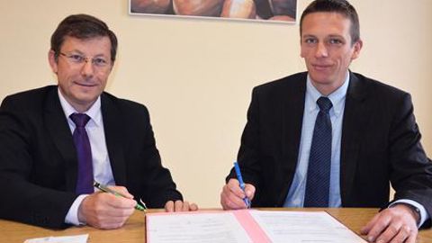 Régis Lemitre (à gauche), président de la Safer du Centre, et Rodolphe Couturier, président de Coop de France Centre ont signé une convention-cadre dans laquelle ils s'engagent à promouvoir leurs servi­ces. © A. RICHARD Régis Lemitre (à gauche), président de la Safer du Centre, et Rodolphe Couturier, président de Coop de France Centre ont signé une convention-cadre dans laquelle ils s'engagent à promouvoir leurs servi­ces. © A. RICHARD