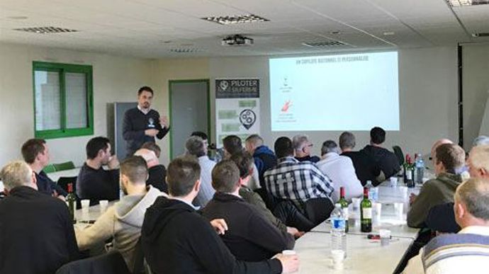 Pour attirer les agriculteurs à ses réunions de présentation du nouveau service Piloter sa ferme, Groupe d'aucy les invite à une pause casse-croûte entre deux tours dans les champs. Au fond, Richard Buxant présente le service.  Pour attirer les agriculteurs à ses réunions de présentation du nouveau service Piloter sa ferme, Groupe d'aucy les invite à une pause casse-croûte entre deux tours dans les champs. Au fond, Richard Buxant présente le service. 