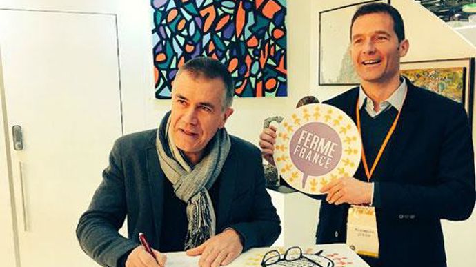  Damien Lacombe, président de Sodiaal Union signe son adhésion en compagnie de Maximilien Rouer, directeur du développement de Ferme France.   Damien Lacombe, président de Sodiaal Union signe son adhésion en compagnie de Maximilien Rouer, directeur du développement de Ferme France. 