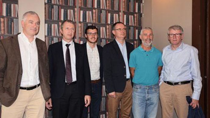 L'équipe dirigeante d'Axéréal, le 15 juin à Chartres, Damien François (à gauche), directeur adjoint métier du grain, Philippe de Raynal, directeur général, Nicolas Beaufils, responsable marketing, Pierre Toussaint, directeur de la collecte, Janny Robin, service agronomie-expérimentation et Jean-François Loiseau, président. © A. RICHARD L'équipe dirigeante d'Axéréal, le 15 juin à Chartres, Damien François (à gauche), directeur adjoint métier du grain, Philippe de Raynal, directeur général, Nicola