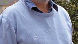 Benoît Dedieu est directeur de recherche à l'Inra de Clermont-Ferrand. Il travaille sur « Les chemins pour durer » en élevage. En lait, il appuie son analyse sur le suivi pluridisciplinaire de quatorze exploitations, dotées d'un quota variant entre 77 000 et 480 000 l, dans le Ségala, à la croisée de l'Aveyron, du Cantal et du Lot. Ce suivi s'est déroulé entre 2005 et 2008. Benoît Dedieu est directeur de recherche à l'Inra de Clermont-Ferrand. Il travaille sur « Les chemins pour durer » en élevage. En lait, il appuie son analyse sur le suivi pluridisciplinaire de quatorze exploitations, dotées d'un quota variant entre 77 000 et 480 000 l, dans le Ségala, à la croisée de l'Aveyron, du Cantal et du Lot. Ce suivi s'est déroulé entre 2005 et 2008.