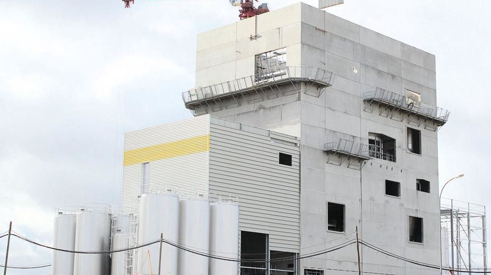 La tour de séchage en construction à Bulgnéville (Vosges) devrait être opérationnelle début 2016.© LACTOVOSGES