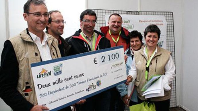 A l'occasion du Techniday, Philippe Favre, directeur commercial nutrition animale d'Unéal (à gauche), a remis à onze éleveurs des chèques de 50 à 550 euros, correspondant à la revente de crédits carbone chacun sur leur exploitation, ce qui correspondait à l'échelle de la coopérative, à 2 100 euros. © B. CAILLIEZ A l'occasion du Techniday, Philippe Favre, directeur commercial nutrition animale d'Unéal (à gauche), a remis à onze éleveurs des chèques de 50 à 550 euros, correspondant à la revente de