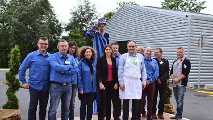 Jean-Michel Cayla (avec le tablier blanc), gérant de la SARL Le Pivert, recevait deux cents personnes pour l'inauguration de sa nouvelle usine, le 17 juin, à La Fouillade (Aveyron), parmi lesquelles ses partenaires au sein des filières bio de Midi-Pyrénées. © F. JACQUEMOUD Jean-Michel Cayla (avec le tablier blanc), gérant de la SARL Le Pivert, recevait deux cents personnes pour l'inauguration de sa nouvelle usine, le 17 juin, à La Fouillade (Aveyron), parmi lesquelles ses partenaires au sein des