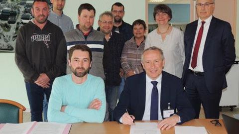 A terme, ce sont 2 Ml de lait de chèvre bio qui vont être livrés par la coopérative des Hauts-de-France à Eurial. Assis de gauche à droite, Samuel Bar, président de Prospérité Fermière Ingredia et Olivier Athimon, directeur général d'Eurial. A terme, ce sont 2 Ml de lait de chèvre bio qui vont être livrés par la coopérative des Hauts-de-France à Eurial. Assis de gauche à droite, Samuel Bar, président de Prospérité Fermière Ingredia et Olivier Athimon, directeur général d'Eurial.