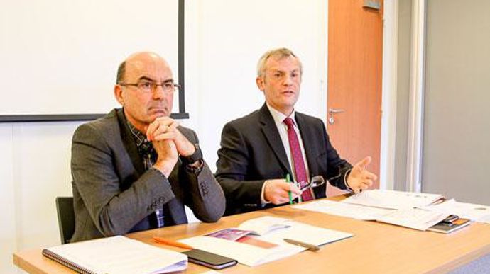 « La branche lait dégage cette année un résultat positif. Le processus de fusion avec les coops d'Eurial a été lourd à digérer. Aujourd'hui, les tuyaux sont bien branchés », expliquait le DG d'Agrial, Ludovic Spiers (à droite), aux côtés du président, Arnaud Degoulet. © A. DUFUMIER « La branche lait dégage cette année un résultat positif. Le processus de fusion avec les coops d'Eurial a été lourd à digérer. Aujourd'hui, les tuyaux sont bien branchés », expliquait le DG d'Agrial, Ludovic Spiers (