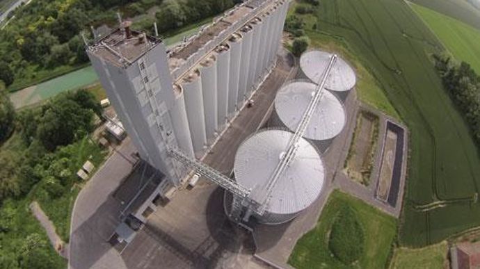 Avec 47 000 tonnes de stockage, le silo d'expédition de Vivescia situé à Berry-au-Bac a doublé sa capacité. Avec 47 000 tonnes de stockage, le silo d'expédition de Vivescia situé à Berry-au-Bac a doublé sa capacité.