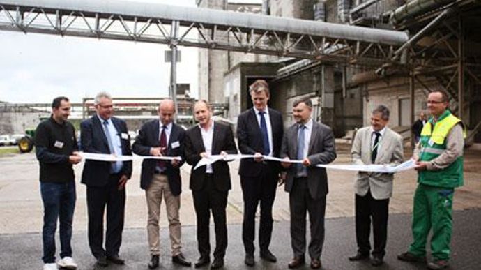 Eric Carvalho (à gauche), référent bio, Denis Simon, directeur général et Christophe Grison, prési­dent de Valfrance, aux côtés de responsables politiques régionaux ou de responsables de l'administration régionale ou nationale, lors de l'inauguration du silo de Vaux-le-Pénil qui accueille une ligne bio de 5 320 tonnes. © B. CAILLIEZ Eric Carvalho (à gauche), référent bio, Denis Simon, directeur général et Christophe Grison, prési­dent de Valfrance, aux côtés de responsables politiques régionaux 