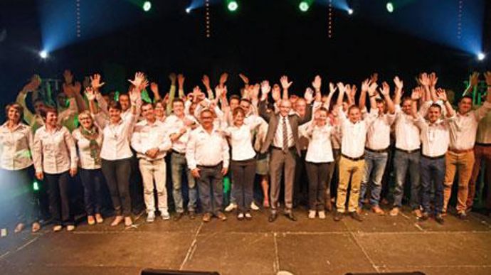 Au centre, Denis Pelé, dirigeant de Pelé Agri-conseil, entouré de son équipe, lors de la soirée des 160 ans de ce négoce. Au centre, Denis Pelé, dirigeant de Pelé Agri-conseil, entouré de son équipe, lors de la soirée des 160 ans de ce négoce.