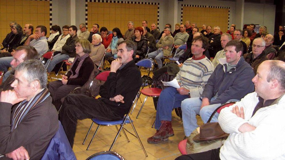 Les réunions se multiplient et rassemblent de nombreux éleveurs, comme ici au Drennec (Finistère) à l'initiative de l'Apli.