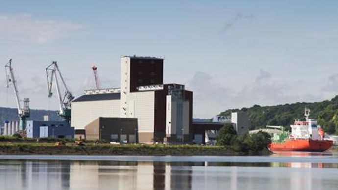 D'une capacité de 50 000 tonnes, le silo Maison bleue est doté de trente cellules et d'une chaîne complète de process des grains composée notamment de trois lignes de triage et d'un double séchoir. © A. DUFUMIER D'une capacité de 50 000 tonnes, le silo Maison bleue est doté de trente cellules et d'une chaîne complète de process des grains composée notamment de trois lignes de triage et d'un double séchoir. © A. DUFUMIER