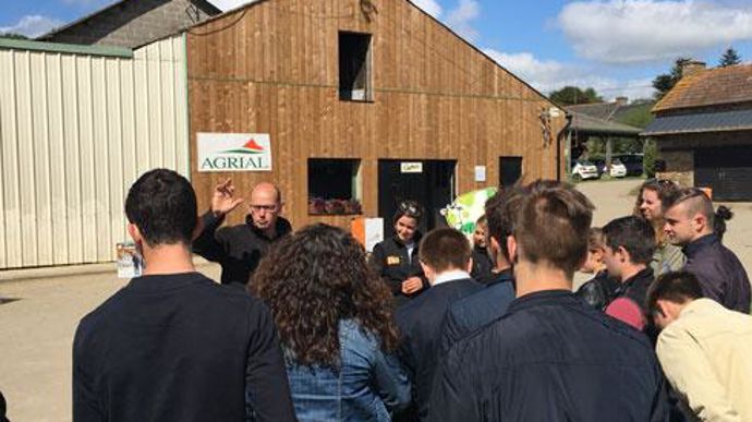 La branche agricole d'Agrial a reçu une soixantaine de jeunes candidats à des postes en alternance sur l'exploitation de Bruno Martel, un adhérent.  La branche agricole d'Agrial a reçu une soixantaine de jeunes candidats à des postes en alternance sur l'exploitation de Bruno Martel, un adhérent.
