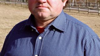 Daniel Prieur, 49 ans, président de la chambre d'agriculture du Doubs et de la commission montagne à la FNSEA, a été en première ligne dans le dossier du rééquilibrage des aides Pac en faveur des surfaces en herbe et de la montagne. Deux jeunes agriculteurs l'ont rejoint tout récemment sur son exploitation à Pierrefontaine-les-Varans, dans le haut Doubs (à 700 m d'altitude). Le Gaec, créé pour l'occasion, exploite 110 ha de SAU avec un quota de 330 000 l de lait AOC comté et, en projet, un ateli Daniel Prieur, 49 ans, président de la chambre d'agriculture du Doubs et de la commission montagne à la FNSEA, a été en première ligne dans le dossier du rééquilibrage des aides Pac en faveur des surfaces en herbe et de la montagne. Deux jeunes agriculteurs l'ont rejoint tout récemment sur son exploitation à Pierrefontaine-les-Varans, dans le haut Doubs (à 700 m d'altitude). Le Gaec, créé pour l'occasion, exploite 110 ha de SAU avec un quota de 330 000 l de lait AOC comté et, en projet, un ateli