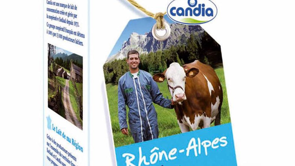 C'est Nicolas Coicaud, éleveur à Saint-Jean-de Bournay, qui pose avec l'une de ses montbéliardes sur la brique Rhône-Alpes.