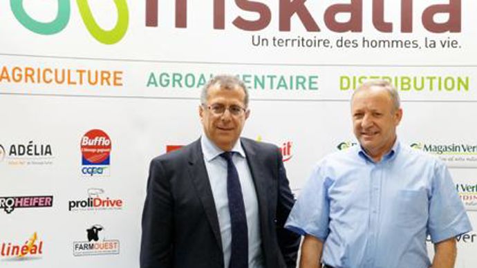 Dominique Ciccone (à gauche), directeur général, et Georges Galardon, président du groupe breton coopératif Triskalia qui enregistre une hausse de sa capacité d'autofinancement. Dominique Ciccone (à gauche), directeur général, et Georges Galardon, président du groupe breton coopératif Triskalia qui enregistre une hausse de sa capacité d'autofinancement.