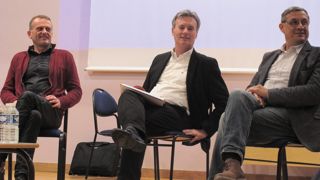 L'assemblée générale de l'OPLGO a révélé des tensions, mais aussi une volonté de travailler ensemble entre Jean-Michel Yvard, président (à gauche), Ronan Jacques, secrétaire général (à droite), et Serge Moly, directeur des approvisionnements de Lactalis. © P. LE CANN L'assemblée générale de l'OPLGO a révélé des tensions, mais aussi une volonté de travailler ensemble entre Jean-Michel Yvard, président (à gauche), Ronan Jacques, secrétaire général (à droite), et Serge Moly, directeur des approvisionnements de Lactalis. © P. LE CANN