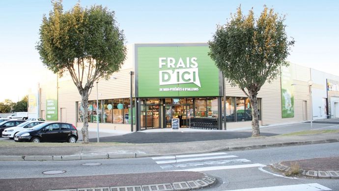 Le magasin propose sur 700 m², 2 500 produits frais et d'épicerie.