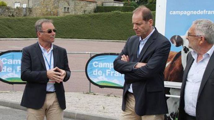 Bernard Hinault (à gauche), Christian Prudhomme, directeur du Tour de France et Jean-François Fortin, directeur général des Maîtres laitiers du Cotentin, le 28 juin sur le site de production de produits laitiers ultra-frais de Sottevast. © A. DUFUMIER­ Bernard Hinault (à gauche), Christian Prudhomme, directeur du Tour de France et Jean-François Fortin, directeur général des Maîtres laitiers du Cotentin, le 28 juin sur le site de production de produits laitiers ultra-frais de Sottevast. © A. DUFU
