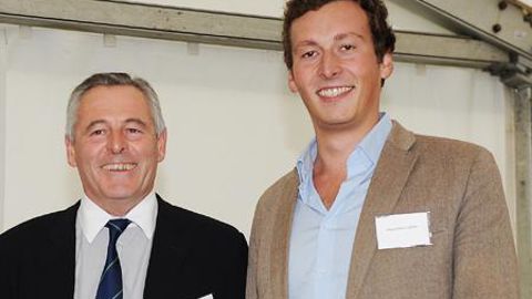 Maximilien Carré à droite, aux côtés de son père, Frédéric Carré. Après une première expérience de cinq ans dans le négoce international, chez Dreyfus à Genève, il prendra ses fonctions de chef de mission dans le groupe Carré, le 4 juillet prochain. Maximilien Carré à droite, aux côtés de son père, Frédéric Carré. Après une première expérience de cinq ans dans le négoce international, chez Dreyfus à Genève, il prendra ses fonctions de chef de mission dans le groupe Carré, le 4 juillet prochain.