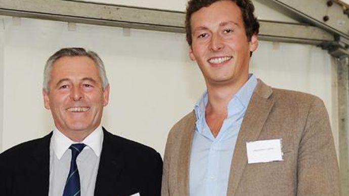 Maximilien Carré à droite, aux côtés de son père, Frédéric Carré. Après une première expérience de cinq ans dans le négoce international, chez Dreyfus à Genève, il prendra ses fonctions de chef de mission dans le groupe Carré, le 4 juillet prochain. Maximilien Carré à droite, aux côtés de son père, Frédéric Carré. Après une première expérience de cinq ans dans le négoce international, chez Dreyfus à Genève, il prendra ses fonctions de chef de mission dans le groupe Carré, le 4 juillet prochain.