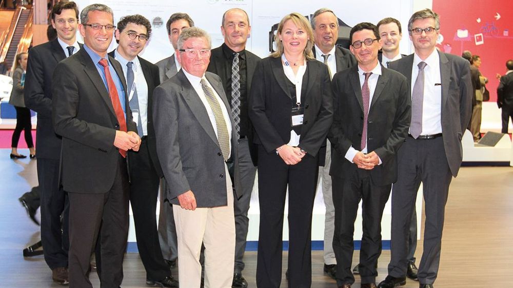 Au centre, de gauche à droite, Gerard Mougin, DG d'AFT Plasturgie, Didier Vagnaux, président d'Interval, Laurence Dufrancatel, responsable Innovation matériaux, chez Faurecia et Philippe Guichard, DG d'Interval, au Mondial de l'automobile. Au centre, de gauche à droite, Gerard Mougin, DG d'AFT Plasturgie, Didier Vagnaux, président d'Interval, Laurence Dufrancatel, responsable Innovation matériaux, chez Faurecia et Philippe Guichard, DG d'Interval, au Mondial de l'automobile.