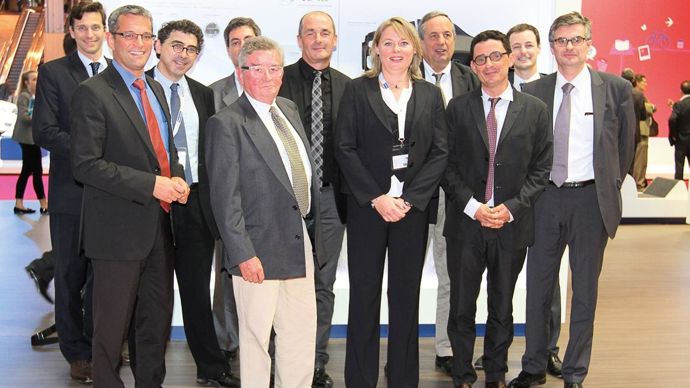 Au centre, de gauche à droite, Gerard Mougin, DG d'AFT Plasturgie, Didier Vagnaux, président d'Interval, Laurence Dufrancatel, responsable Innovation matériaux, chez Faurecia et Philippe Guichard, DG d'Interval, au Mondial de l'automobile.