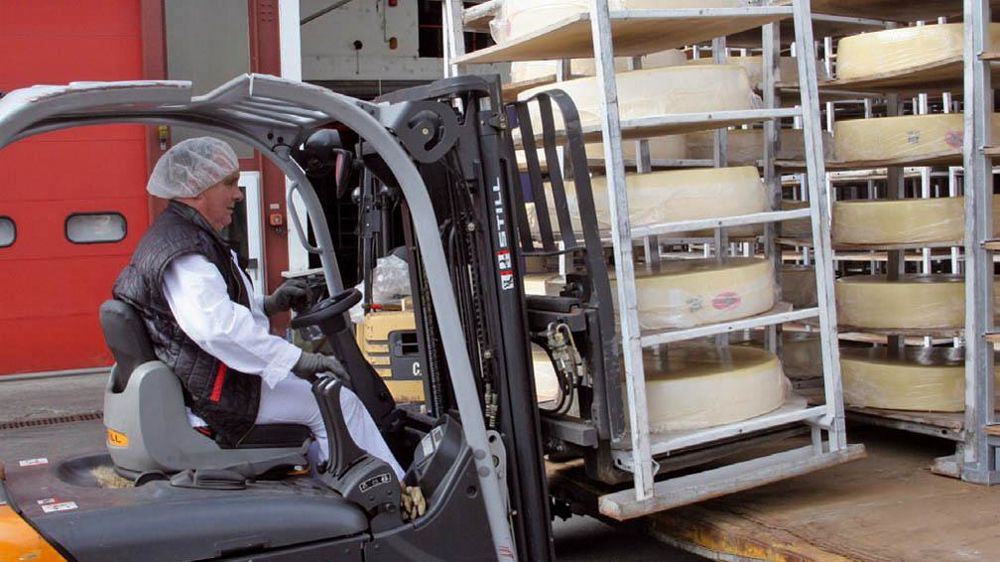 Près de 10 000 t d'emmental Blamont sortent par an du site vieillissant de Belfort. D'où l'idée de réorganiser cette activité autour du site d'Entremont à Langres (Haute-Marne), moins ancien.© PHOTO PQR/L'ALSACE/JEAN BECKER