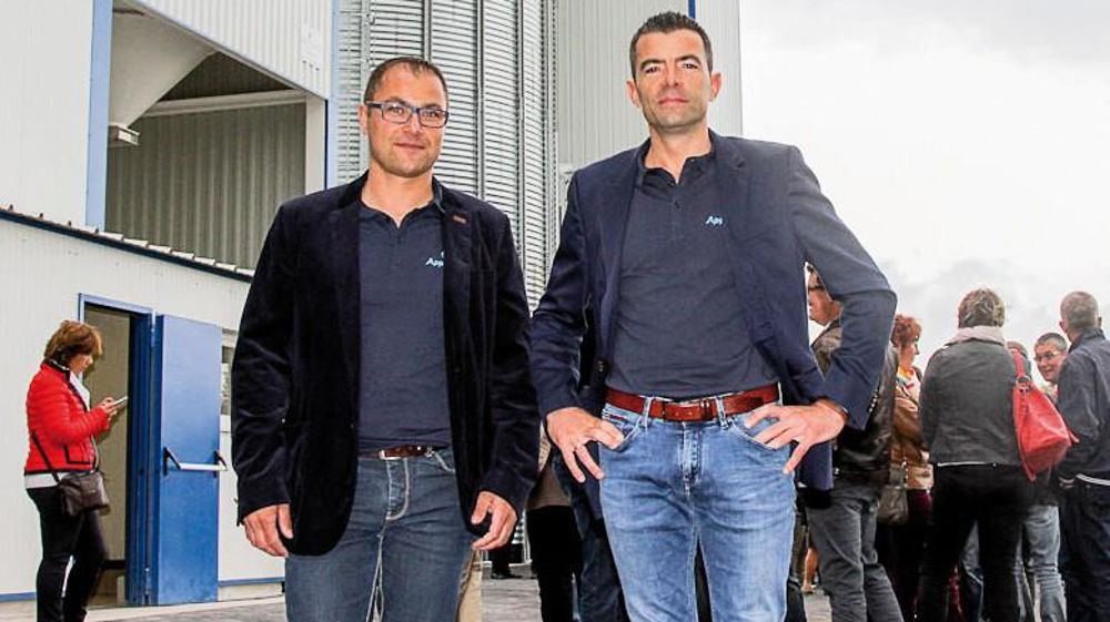 « Nous pourrions aborder désormais des contrats de meunerie mise en terre et des marchés tels que les pois jaunes à l'export », note Florian Baloche (à droite), le dirigeant et Didier Launay, responsable collecte et associé.A. DUFUMIER