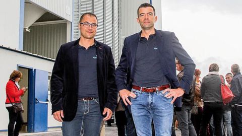 « Nous pourrions aborder désormais des contrats de meunerie mise en terre et des marchés tels que les pois jaunes à l'export », note Florian Baloche (à droite), le dirigeant et Didier Launay, responsable collecte et associé.A. DUFUMIER « Nous pourrions aborder désormais des contrats de meunerie mise en terre et des marchés tels que les pois jaunes à l'export », note Florian Baloche (à droite), le dirigeant et Didier Launay, responsable collecte et associé.A. DUFUMIER