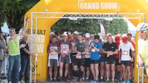 Marc Martin, à gauche, directeur général adjoint d'Euralis, a donné le top départ du 21,1 km.EURALIS, R. FOURREAUX, C. QUEHEILLE Marc Martin, à gauche, directeur général adjoint d'Euralis, a donné le top départ du 21,1 km.EURALIS, R. FOURREAUX, C. QUEHEILLE