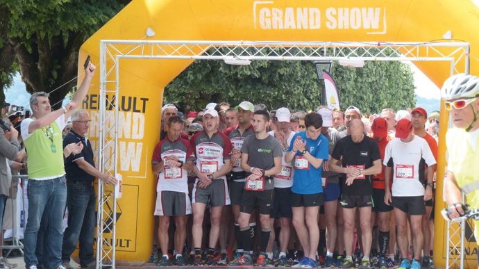 Marc Martin, à gauche, directeur général adjoint d'Euralis, a donné le top départ du 21,1 km.EURALIS, R. FOURREAUX, C. QUEHEILLE